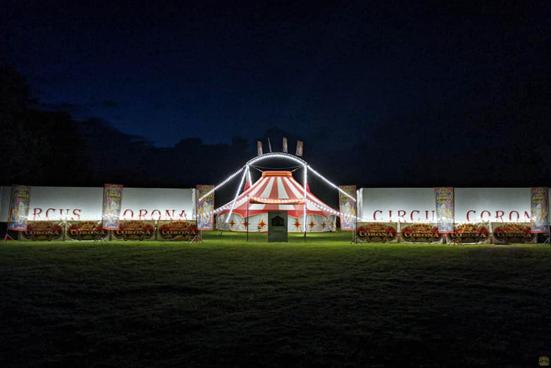 Circus Corona bei Nacht